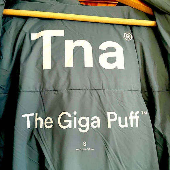 Aritzia Giga Puff 2019-2020 szn GENTLY USED Puffer - Picture 4 of 11